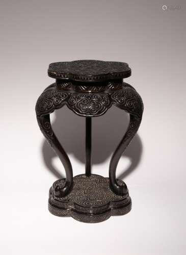 A TIHEI LACQUER TRIPOD STAND 18TH/19TH CENTURY The lobed top...