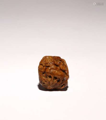 A CHINESE AMBER PENDANT QING DYNASTY One side carved with a ...