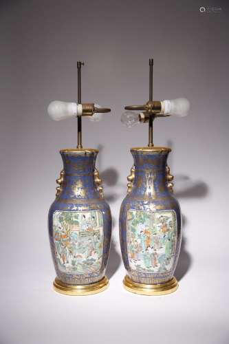 A PAIR OF CHINESE FAMILLE VERTE AND POWDER BLUE-GROUND FIGUR...