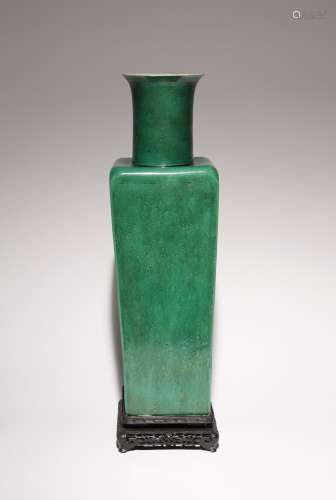 A LARGE CHINESE APPLE-GREEN GLAZED VASE QING DYNASTY The squ...