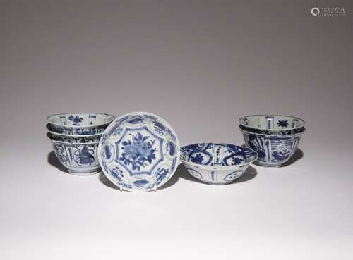 A SET OF FIVE CHINESE KRAAK PORCELAIN KLAPMUTS BOWLS WANLI 1...