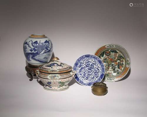 A CHINESE OVAL DRAGON TUREEN AND COVER LATE QING DYNASTY Tog...