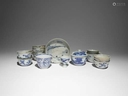 A COLLECTION OF CHINESE BLUE AND WHITE ITEMS 17TH AND 18TH C...