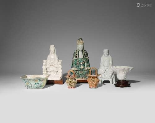 A GROUP OF SEVEN CHINESE PORCELAIN ITEMS 17TH AND 18TH CENTU...