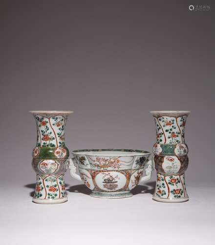 A CHINESE FAMILLE VERTE QUATREFOIL BOWL AND A NEAR PAIR OF G...