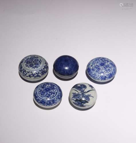 FIVE SMALL CHINESE BLUE AND WHITE CIRCULAR BOXES AND COVERS ...