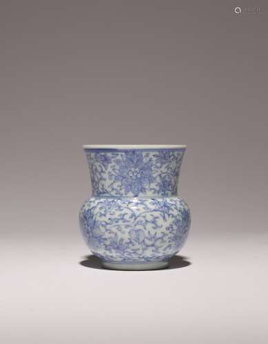 A CHINESE BLUE AND WHITE LOTUS ZHADOU 18TH/19TH CENTURY Pain...