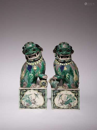 A LARGE PAIR OF CHINESE FAMILLE VERTE BUDDHIST LION DOGS 19T...