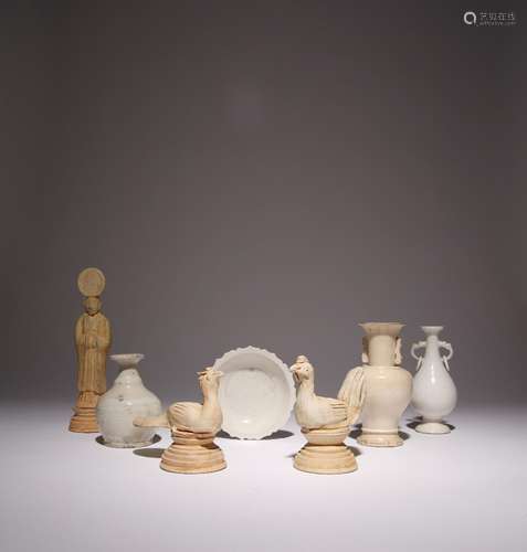 SEVEN CHINESE CERAMIC ITEMS TANG DYNASTY AND LATER Comprisin...