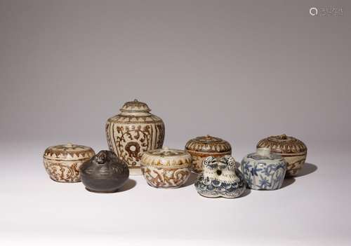 A SMALL GROUP OF SOUTH ASIAN CERAMIC ITEMS 14TH/15TH CENTURY...