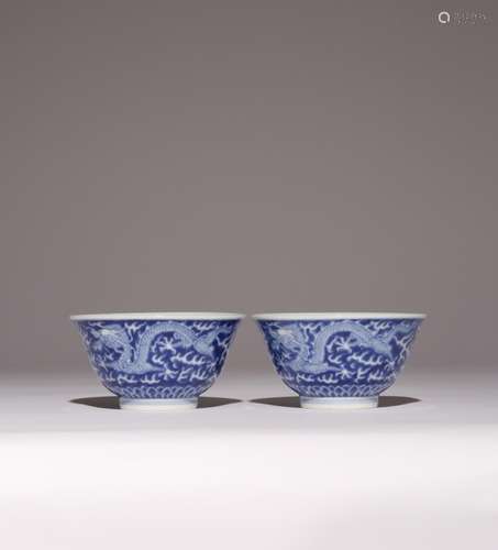 A PAIR OF CHINESE BLUE AND WHITE DRAGON BOWLS QING DYNASTY O...