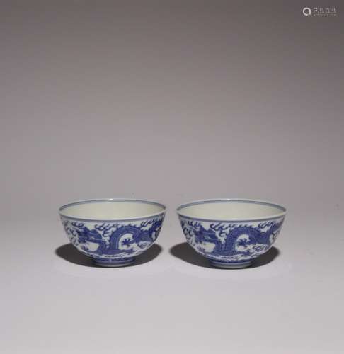 A PAIR OF CHINESE BLUE AND WHITE DRAGON BOWLS SIX CHARACTER ...