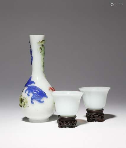 A CHINESE THREE-COLOUR OVERLAY GLASS BOTTLE VASE AND A PAIR ...