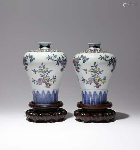 A PAIR OF CHINESE DOUCAI SANDUO VASES, MEIPING LATE QING DYN...