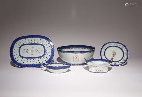 FIVE CHINESE BLUE AND WHITE ARMORIAL ITEMS LATE 18TH CENTURY...