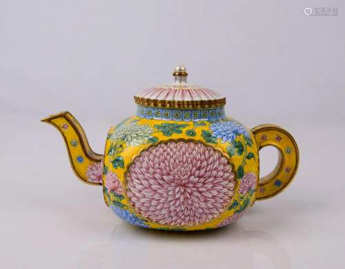 Color Enameled Pot with Chrysanthemum Pattern