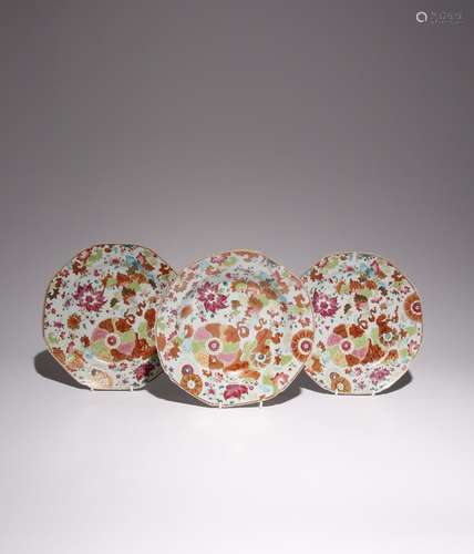 A PAIR OF CHINESE FAMILLE ROSE FAUX TOBACCO LEAF OCTAGONAL P...