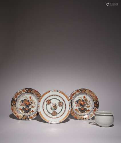 A PAIR OF JAPANESE IMARI PLATES, A CHINESE PLATE AND A CHAMB...