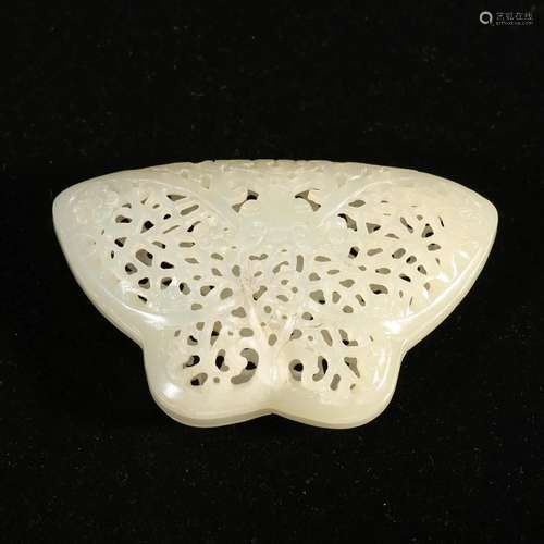 A WHITE JADE 'BUTTERFLY' BOX AND COVER