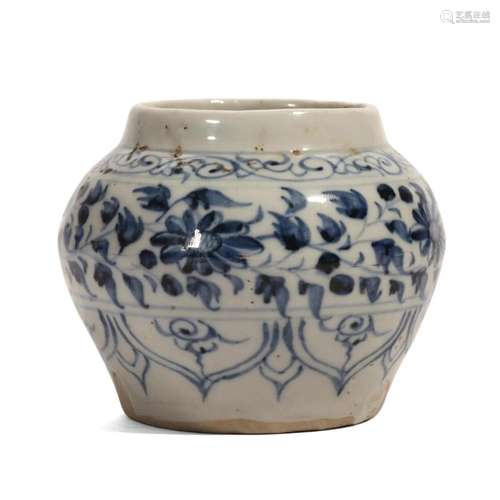 A BLUE AND WHITE FLORAL JAR