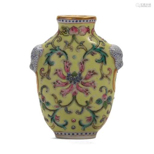 A FAMILLE-ROSE FLORAL SNUFF BOTTLE