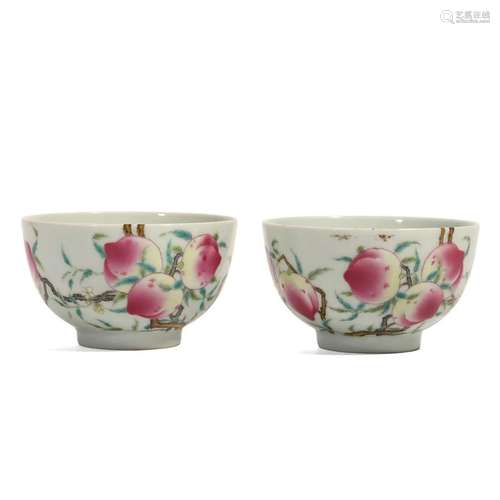 A PAIR OF FAMILLE-ROSE 'PEACHES' BOWLS