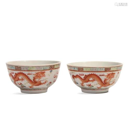 A PAIR OF FAMILLE-ROSE 'DRAGONS' BOWLS