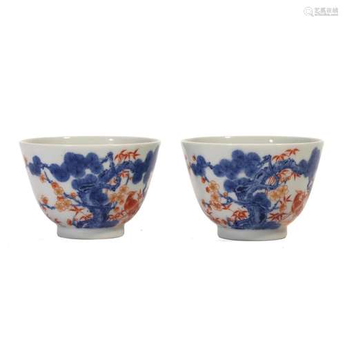 A PAIR OF BLUE AND WHITE FLORAL CUPS