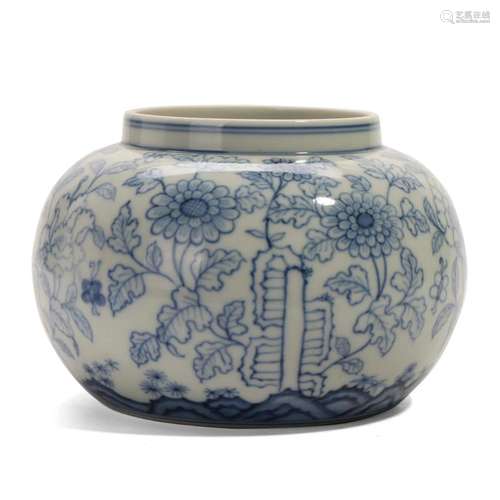 A BLUE AND WHITE FLORAL JAR