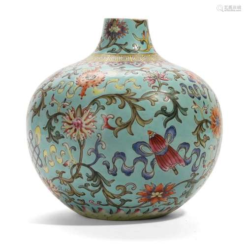 A FAMILLE-ROSE FLORAL VASE