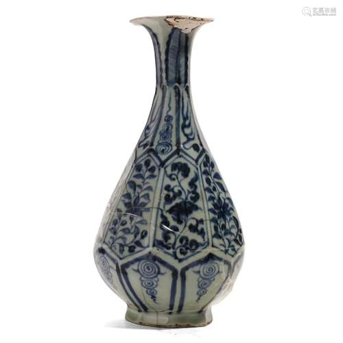 A BLUE AND WHITE FLORAL VASE