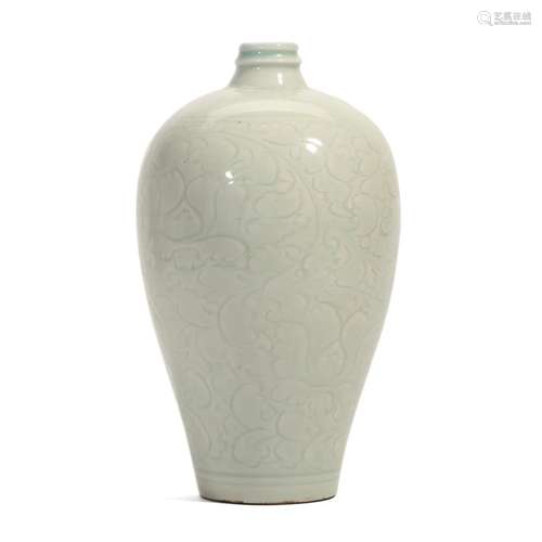 A WHITE-GLAZED CARVED FLORAL VASE