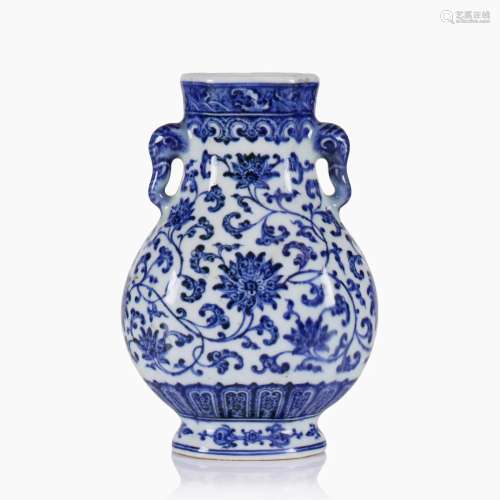 A CHINESE BLUE AND WHITE PORCELAIN VASE.