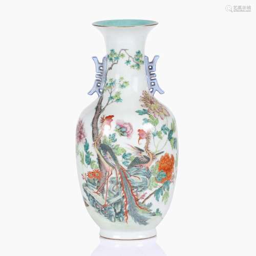 A CHINESE FAMILLE ROSE PORCELAIN VASE WITH TWO HANDLES.