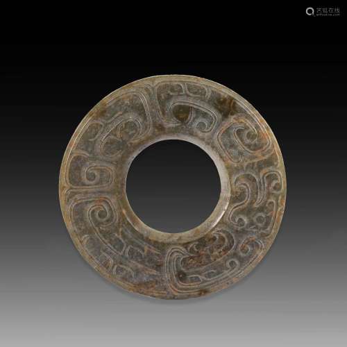 A CHINES CARVED JADE RING WITH DRAGON.