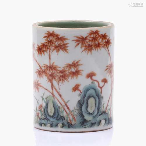 A CHINESE FAMILLE ROSE BRUSH POT.