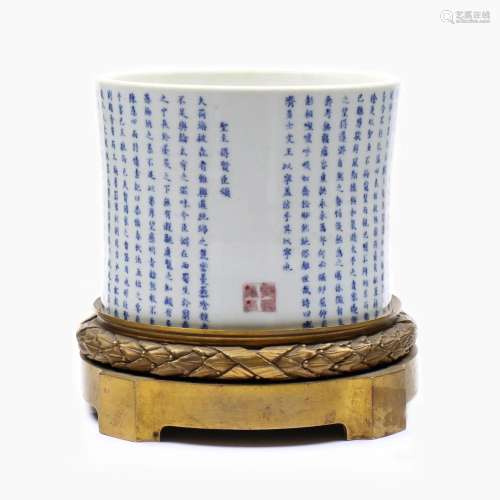 A CHINESE BLUE AND WHITE PORCELAIN BRUSH POT WITH