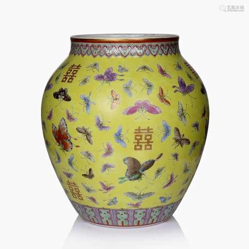 A CHINESE YELLOW GROUND FAMILIE ROSE JAR WITH