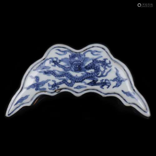 A CHINESE BLUE AND WHITE DRAGON PATTERN PORCELAIN BOX.