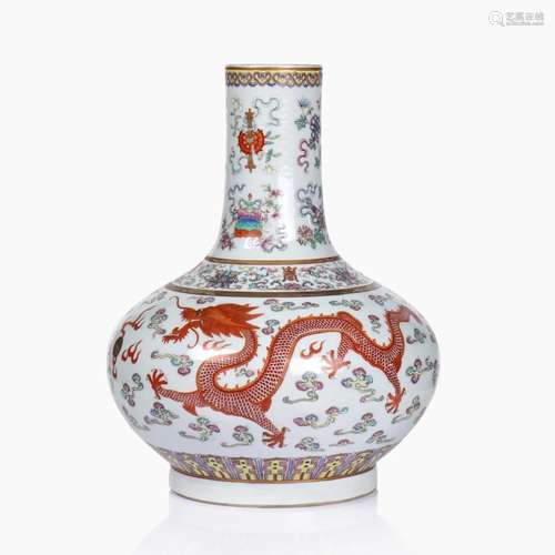 A CHINESE FAMILLE ROSE PORCELAIN VASE.