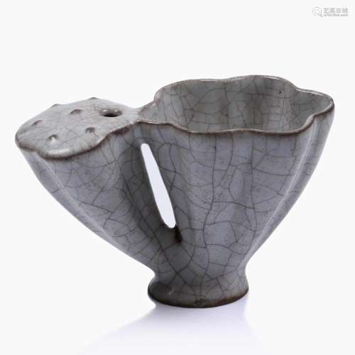 A CHINESE CRACKLE GLAZED LOTUS-SHAPED PORCELAIN BURSH