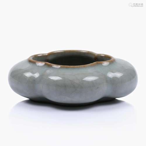 A CHINESE CRACKLE GLAZED MELLON-SHAPED PORCELAIN BURSH