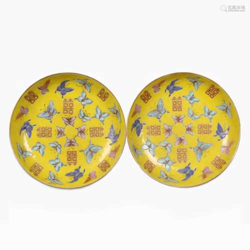 A PAIR OF CHINESE YELLOW GROUND FAMILLE ROSE PORCELAIN