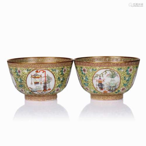 A PAIR OF CHINESE FAMILLE ROSE PORCELAIN BOWLS.