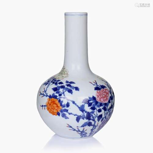 A CHINESE BALL SHAPED FAMILLE ROSE PORCELAIN VASE.