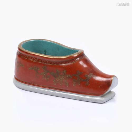 A CHINESE FAMILLE ROSE PORCELAIN SHOE.