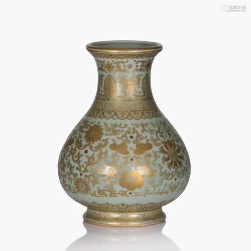 A CHINESE GREEN GROUND GULT PORCELAIN VASE.