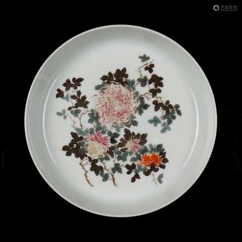 A CHINESE FAMILLE ROSE PORCELAIN DEEP DISH.