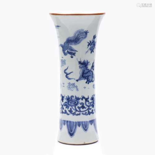 A CHINESE 'GU' TYPE BLUE AND WHITE PORCELAIN VASE.