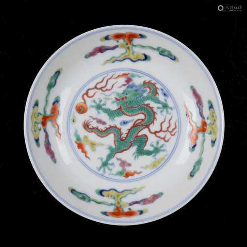 A CHINESE DOUCAI DRAGON PATTERN PORCELAIN PLATE.